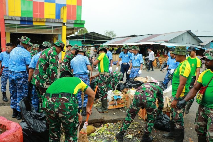 Sambut HUT ke-80, TNI Bersihkan Pasar Sentral Timika