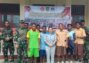 Sambut HUT ke-80 TNI, Kodim 1706/Nduga Serahkan Ruang UKS untuk SMPN 1 Kenyam