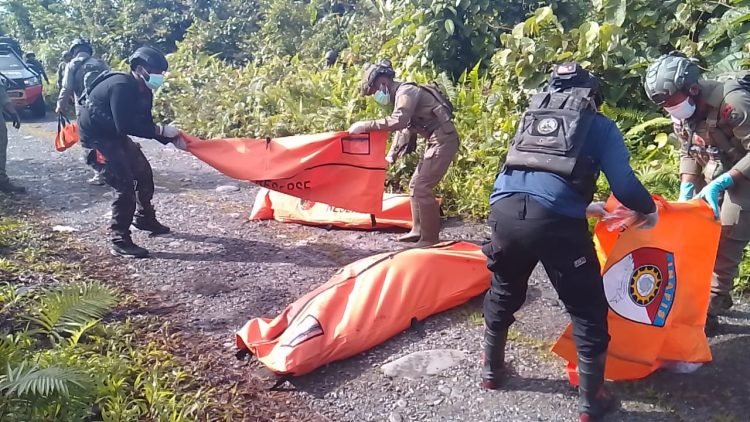 Satgas Operasi Damai Cartenz Evakuasi Dua Warga Korban Pembunuhan di Yahukimo