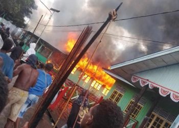 Satu Warga Meninggal Kena Tembakan, Warga Bakar Pos TNI dan Jarah Kios Hingga Konter HP