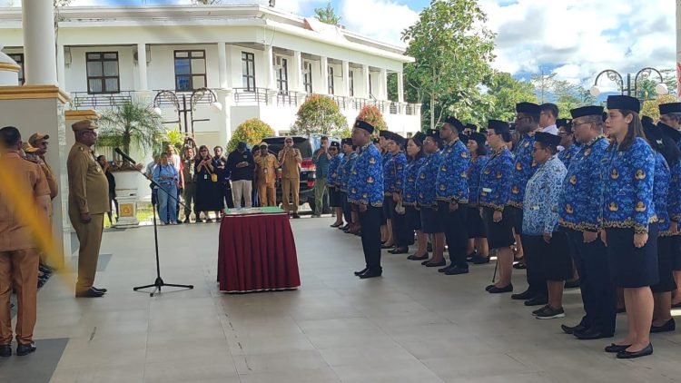 Bupati Mimika Dibuat Kaget Ratusan PNS Baru Ikuti Sumpah Janji Jabatan