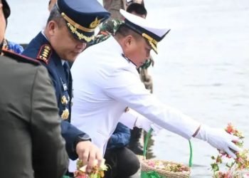 Kenang Jasa Pahlawan, TNI Garnizun Timika Gelar Upacara Tabur Bunga