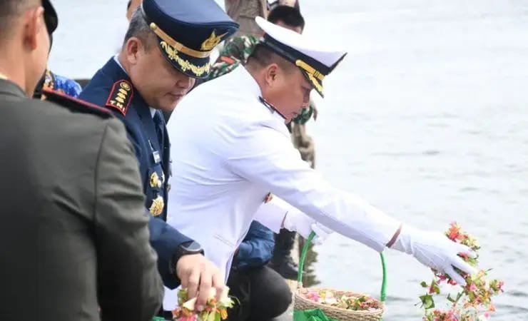 Kenang Jasa Pahlawan, TNI Garnizun Timika Gelar Upacara Tabur Bunga