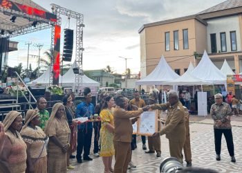 Titus Pekei Wakili UNESCO Serahkan Penghargaan Sertifikat Noken Unesco di Mimika