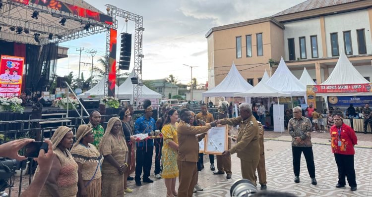 Titus Pekei Wakili UNESCO Serahkan Penghargaan Sertifikat Noken Unesco di Mimika