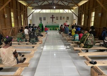 Tunjukkan Kepedulian, Satgaster Yonif 754/ENK Renovasi Gereja Chatarina Distrik Homeyo Intan Jaya