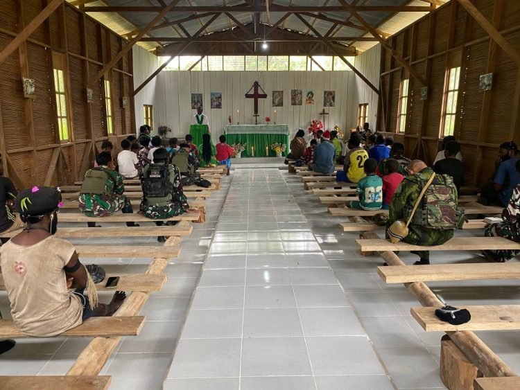 Tunjukkan Kepedulian, Satgaster Yonif 754/ENK Renovasi Gereja Chatarina Distrik Homeyo Intan Jaya