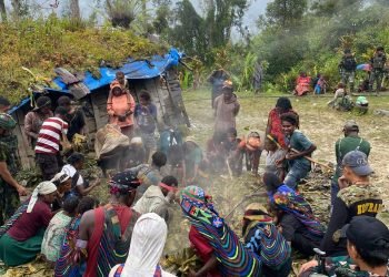 Warga Distrik Homeyo Gelar Bakar Batu dan Serahkan Cinderamata Kepada Prajurit Raja