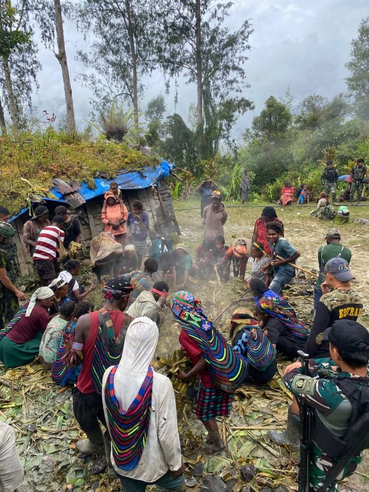 Warga Distrik Homeyo Gelar Bakar Batu dan Serahkan Cinderamata Kepada Prajurit Raja