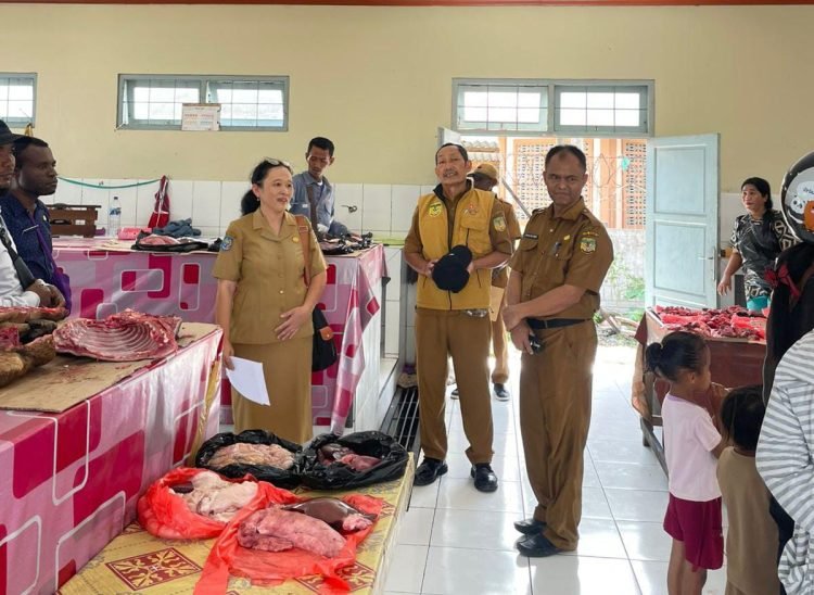 Disperindag dan Disnak Keswan Mimika Kolaborasi Terapkan Wajib Timbangan di Lapak Babi Pasar Sentral