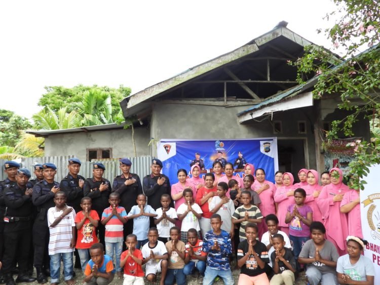 Sambut HUT ke-80, Brimob Batalyon B Pelopor Polda Papua Tengah Gelar Anjangsana ke Panti Asuhan Pendamping Cinta Kasih Hulda