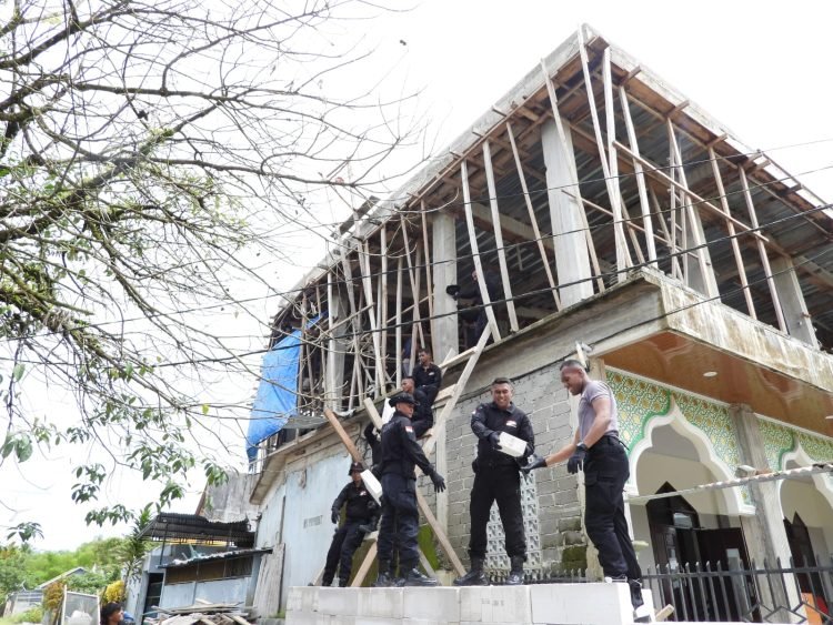 Sambut HUT ke-80, Batalyon B Pelopor Satbrimob Polda Papua Tengah Gelar Bakti Sosial di Masjid dan Gereja