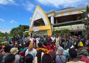 Otsus Dinilai Gagal Sejahterakan Rakyat Papua, Massa Sampaikan 8 Aspirasi ke DPRK Mimika