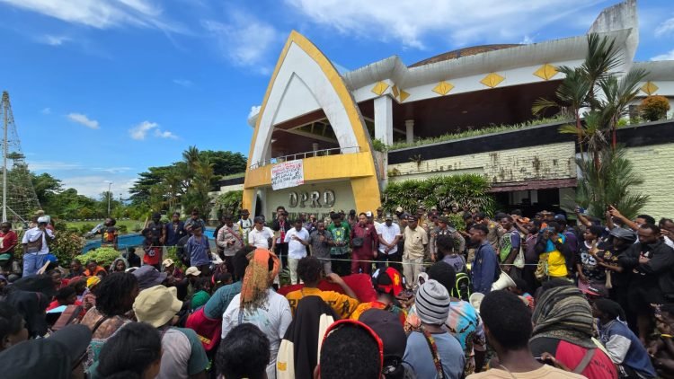 Otsus Dinilai Gagal Sejahterakan Rakyat Papua, Massa Sampaikan 8 Aspirasi ke DPRK Mimika