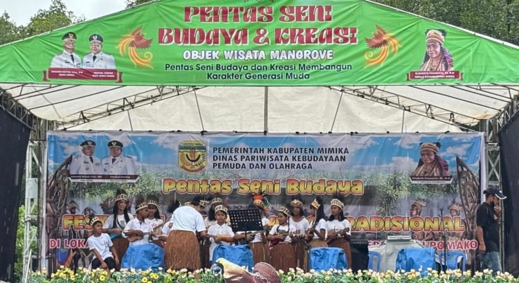 Grup Okulele Bermazmur Tampil Hibur Pengunjung Pentas Seni Budaya dan Kreasi Tahun 2025