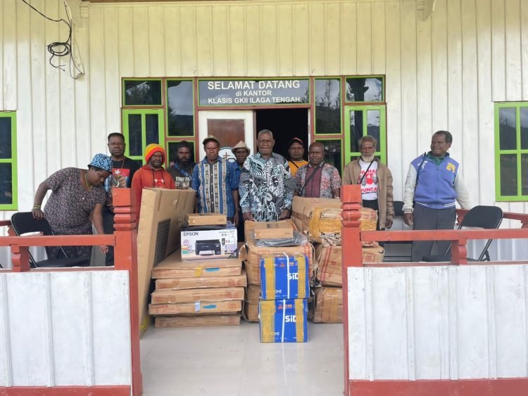 Prabowo Subianto Serahkan Bantuan Peralatan Kantor untuk Gereja di Ilaga Tengah