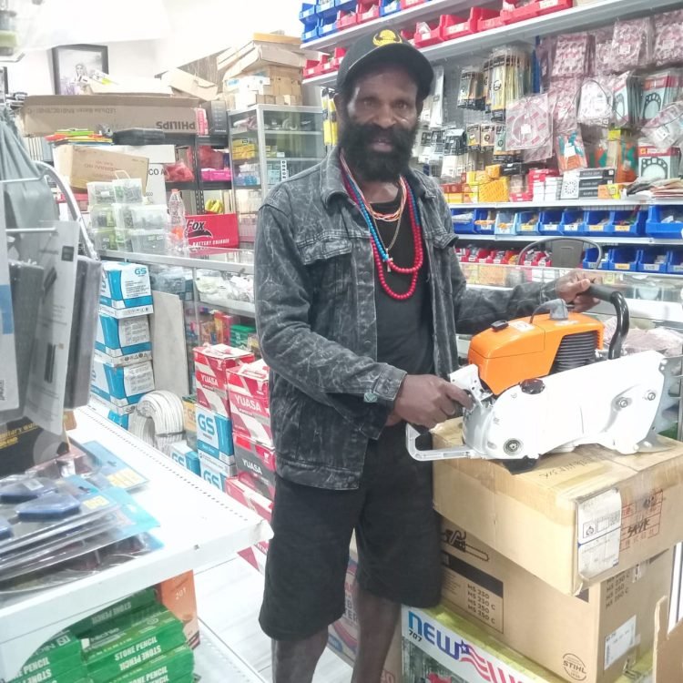 Bantuan Chainsaw  Presiden Prabowo Sangat Bermanfaat Untuk Masyarakat Ilaga Utara