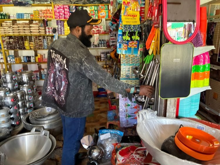 Sambut Natal, Kepala Suku Puncak Terima Bantuan Perlengkapan Rumah dari Presiden Prabowo