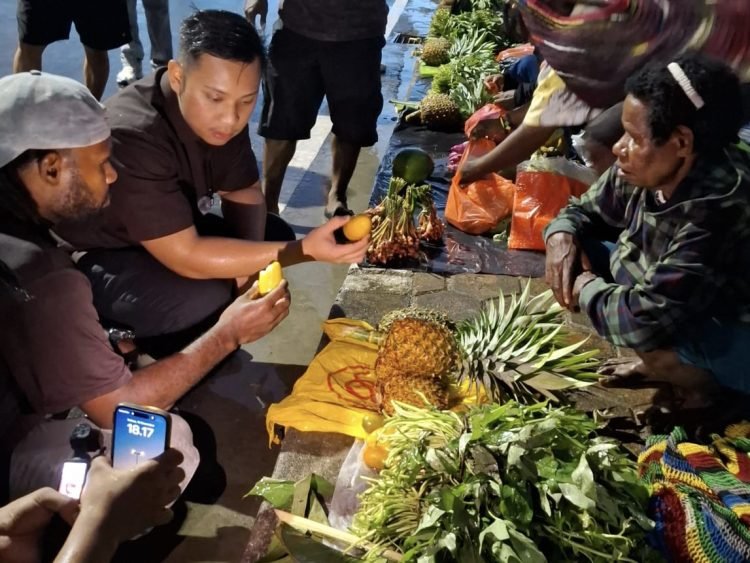 Peduli Pedagang OAP, Anggota DPRK Mimika, Darwin Kurnia Rombe Borong Jualan Mama Papua dan Bagikan Bingkisan Natal