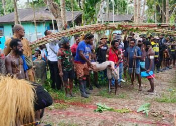 Konflik di Kwamki Narama Resmi Berakhir, Kedua Kelompok Jalani Prosesi Patah Panah