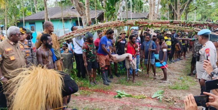 Konflik di Kwamki Narama Resmi Berakhir, Kedua Kelompok Jalani Prosesi Patah Panah