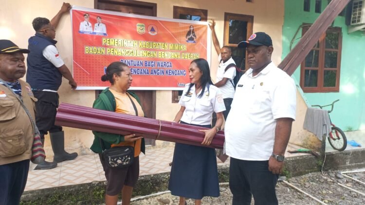 BPBD Mimika Serahkan Bantuan Kepada Korban Pohon Tumbang di Jalan Kartini