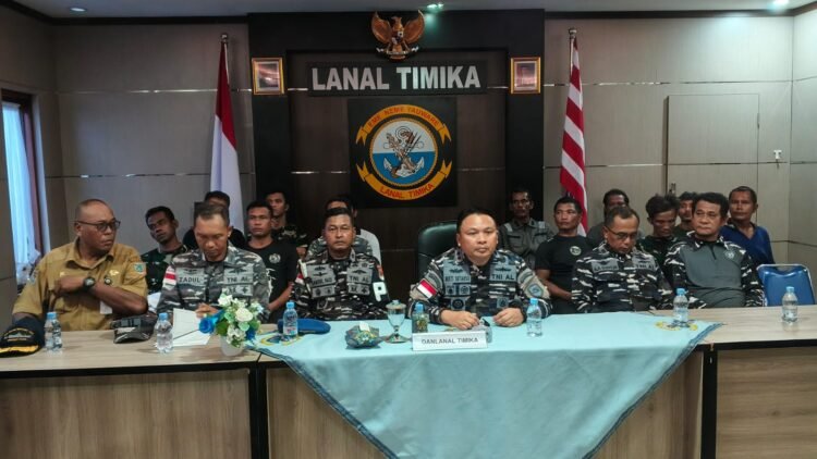 KRI Banjarmasin 592 Berhasil Evakuasi 12 ABK Putra Kwantan Yang Tenggelam di Perairan Arafura