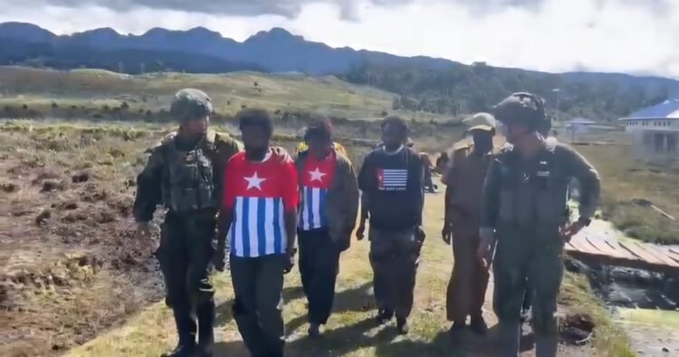 Satgas Yonif 142/Ksatria Jaya Berhasil “Pulangkan” 3 Anggota OPM ke Pangkuan NKRI