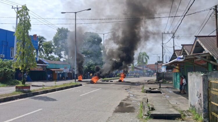SL Tewas Ditikam, Warga Blokade Jalan Ahmad Yani Timika