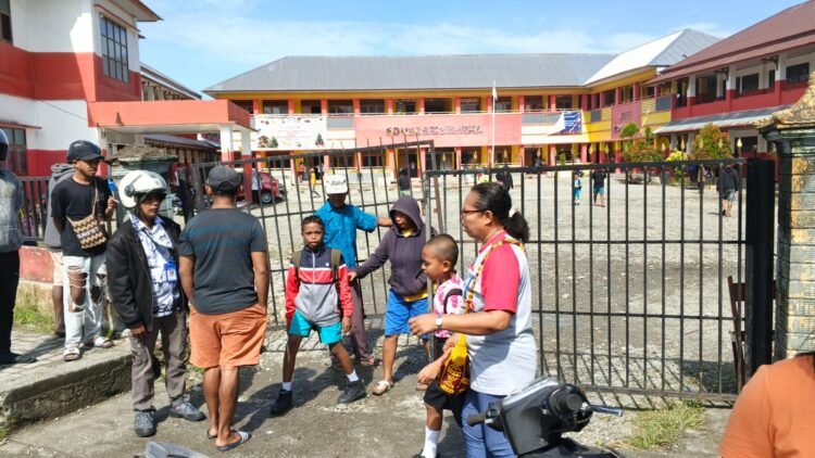 Pemalangan di Depan SD Negeri 3 Mimika, Aktivitas Belajar Tetap Berjalan