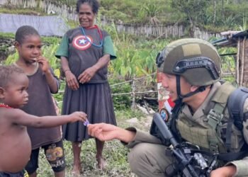 Satgas Damai Cartenz Bangun Kepercayaan Lewat Interaksi Anak-anak di Sinak