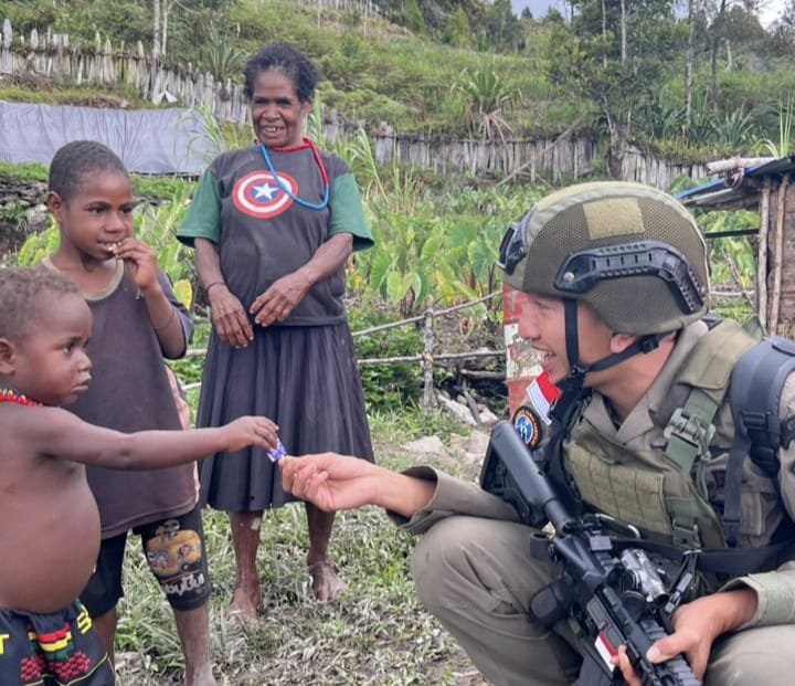 Satgas Damai Cartenz Bangun Kepercayaan Lewat Interaksi Anak-anak di Sinak