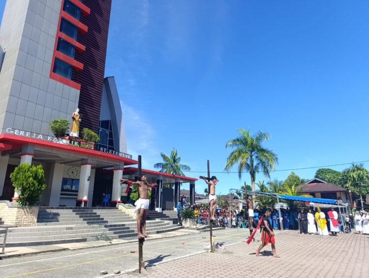 Maknai Pengorbanan Kristus, OMK St. Stefanus Sempan Gelar Drama Jalan Salib