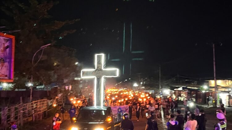 Sambut Fajar Paskah, Ribuan Warga Mimika Ikut Pawai Obor