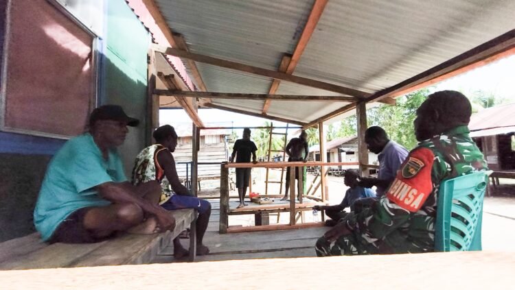 Pererat Kebersamaan, Personel Satgas TMMD Laksanakan Komsos dengan Warga