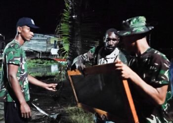 Hujan Deras Tak Padamkan Semangat Warga Dukung TMMD di Kampung Keakwa
