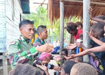 Keceriaan Anak-Anak Keakwa Warnai Kebersamaan Personel TMMD Kodim 1710/Mimika