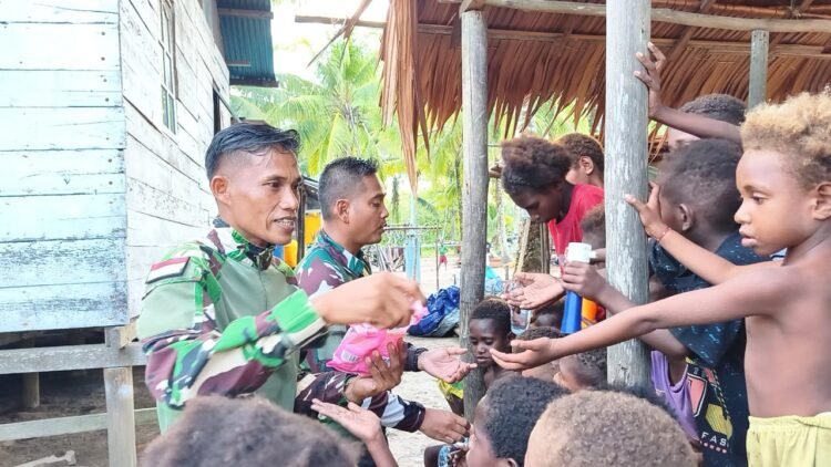 Keceriaan Anak-Anak Keakwa Warnai Kebersamaan Personel TMMD Kodim 1710/Mimika