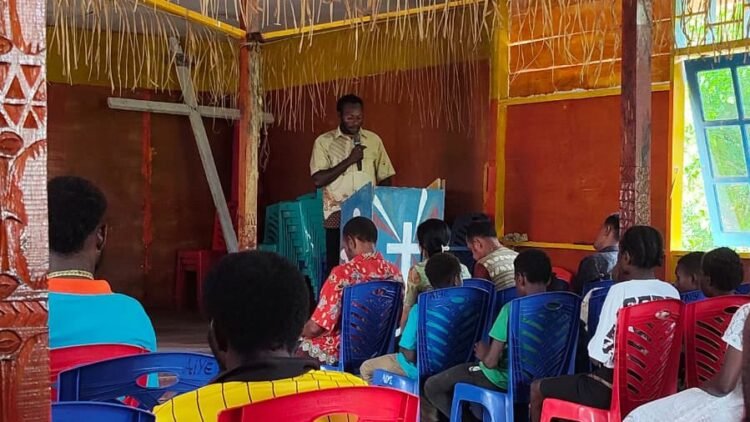 Pererat Kebersamaan, Personel Satgas TMMD Laksanakan Ibadah Bersama Masyarakat Keakwa