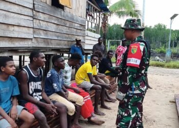 Sempatkan Diri Komsos, Danki Satgas TMMD Sapa Warga Kampung Keakwa