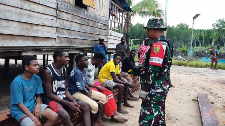 Sempatkan Diri Komsos, Danki Satgas TMMD Sapa Warga Kampung Keakwa