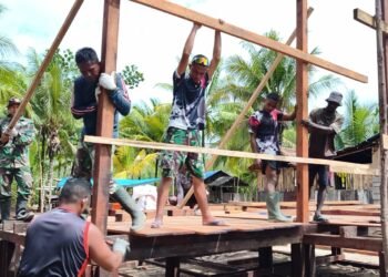 Gotong Royong Satgas TMMD dan Warga, Rangka Rumah Niko Makare Mulai Dipasang