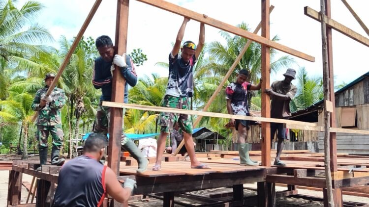 Gotong Royong Satgas TMMD dan Warga, Rangka Rumah Niko Makare Mulai Dipasang