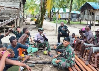 Satgas TMMD Ngopi Bareng Usai Bangun Rumah Warga