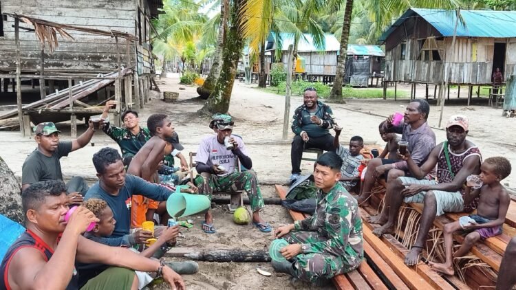 Satgas TMMD Ngopi Bareng Usai Bangun Rumah Warga