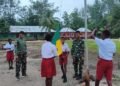 Satgas TMMD Kodim 1710/Mimika Dampingi Latihan Upacara Hardiknas di SD Naena Keakwa