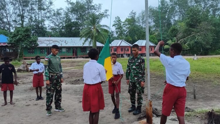 Satgas TMMD Kodim 1710/Mimika Dampingi Latihan Upacara Hardiknas di SD Naena Keakwa