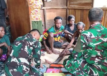 Tim Kesehatan Satgas TMMD Gerak Cepat Layani Warga Yang Sakit