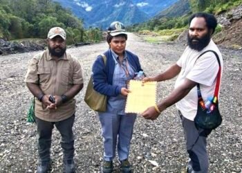 Gelar Kunker ke Distrik Hoeya, Wakil Ketua III DPRK Mimika, Ester Tsenawatme Minta Dishub Segera Tes Landing Lapangan Terbang