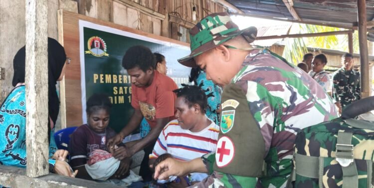 Tingkatkan Pelayanan Kesehatan Warga, Satgas TMMD Gelar Posyandu dan PMT di Kampung Keakwa